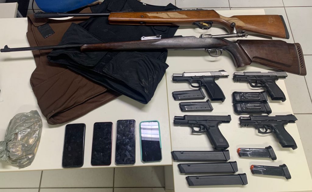 Armas de fogo e coletes balísticos são apreendidos em Feira de Santana com suspeitos de homicídio.