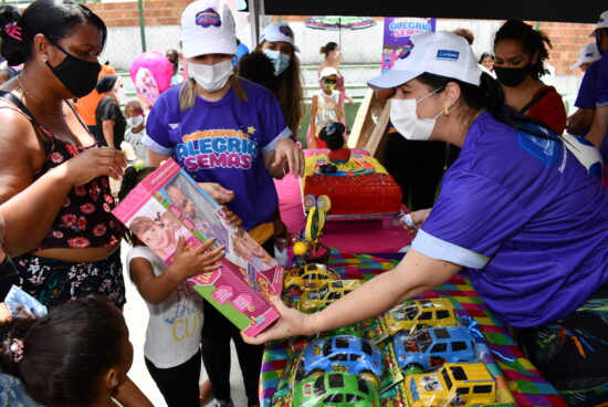 Caravana da Alegria distribui brinquedos e leva afeto para crianças em vulnerabilidade social de Alagoinhas