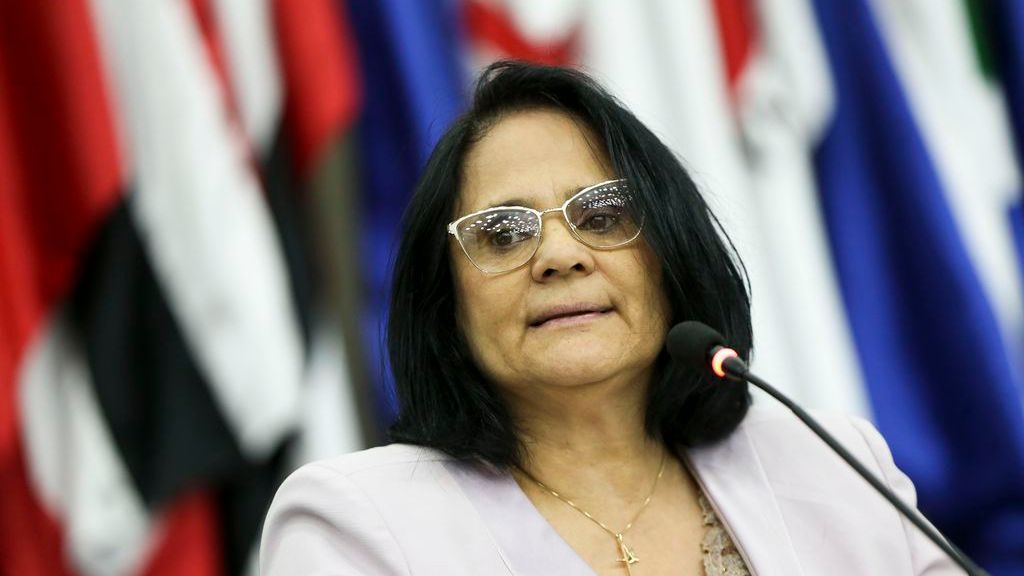 Damares Alves defende veto de Bolsonaro e dispara: ‘A prioridade é vacina ou absorvente?’