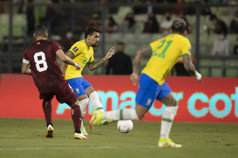Brasil vira contra a Venezuela e continua invicto nas eliminatórias