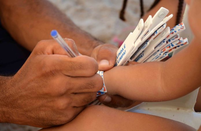 Salvamar distribui pulseiras de identificação para crianças no feriadão