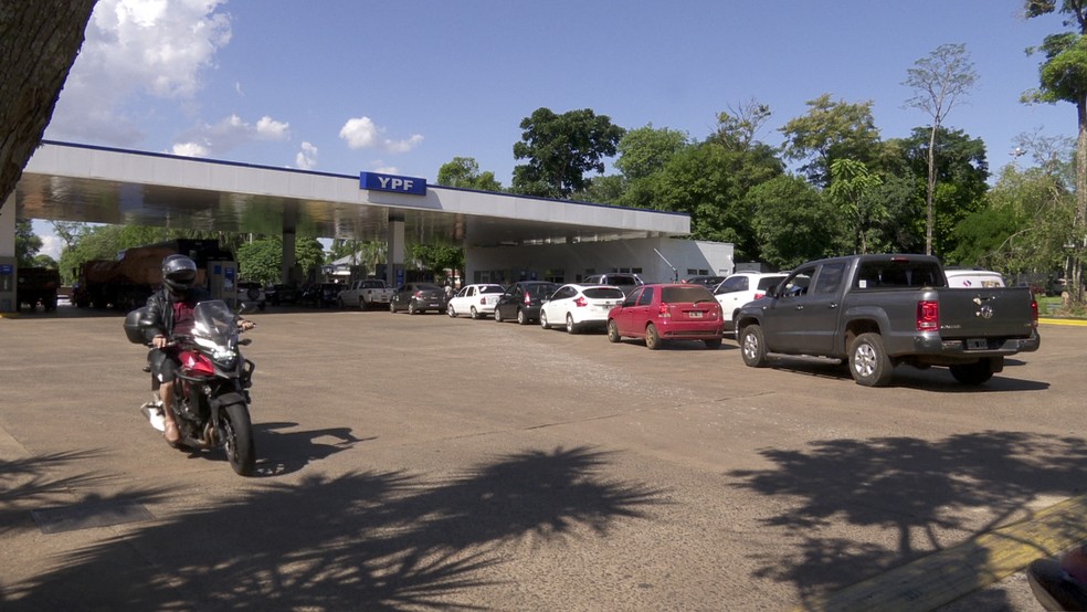 Brasileiros cruzam fronteira e fazem fila para abastecer na Argentina ao equivalente a R$ 3,10 por litro