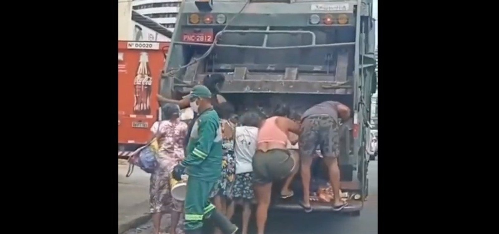 Vídeo mostra moradores buscando comida em caminhão de lixo em Fortaleza