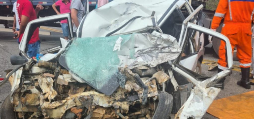 Acidente entre carro e carreta deixa quatro mortos na BR-116