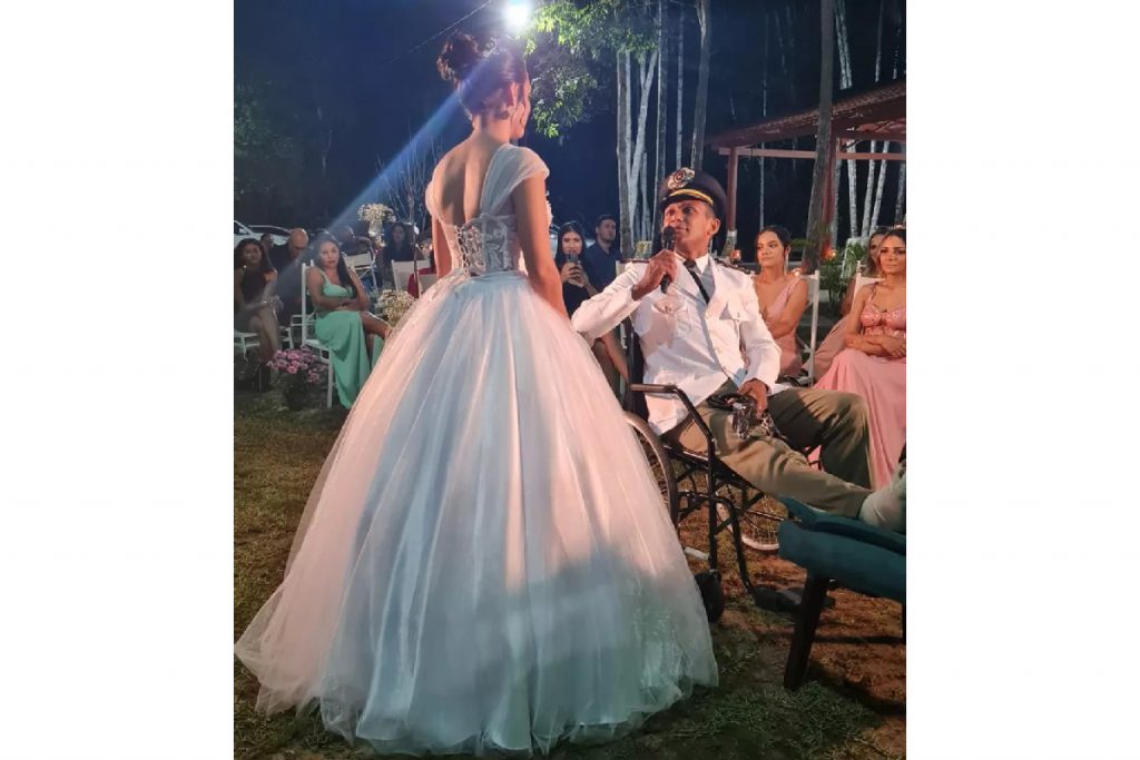 Noivo atropelado no dia do casamento vai para a cerimônia de cadeira de rodas com família; vídeo