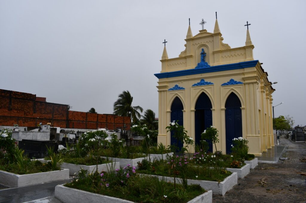 Prefeitura de Alagoinhas intensifica manutenção e limpeza dos cemitérios para a visitação no Dia de Finados