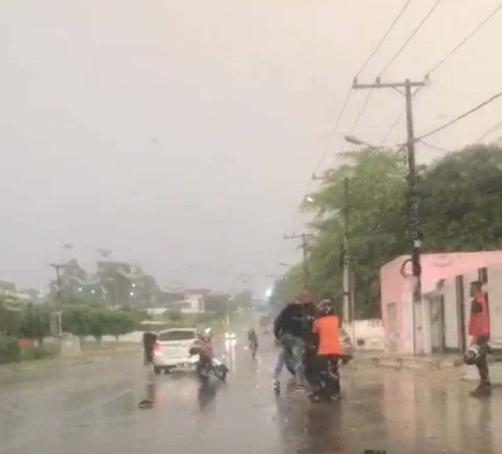 Vídeo: Dois homens entram em vias de fato no meio da rua quando chovia em Alagoinhas