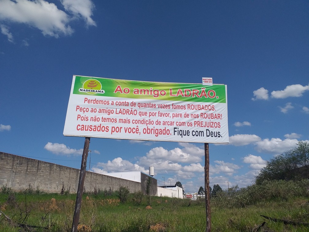 ‘Ao amigo ladrão’: empresário instala outdoor pedindo fim dos roubos na empresa