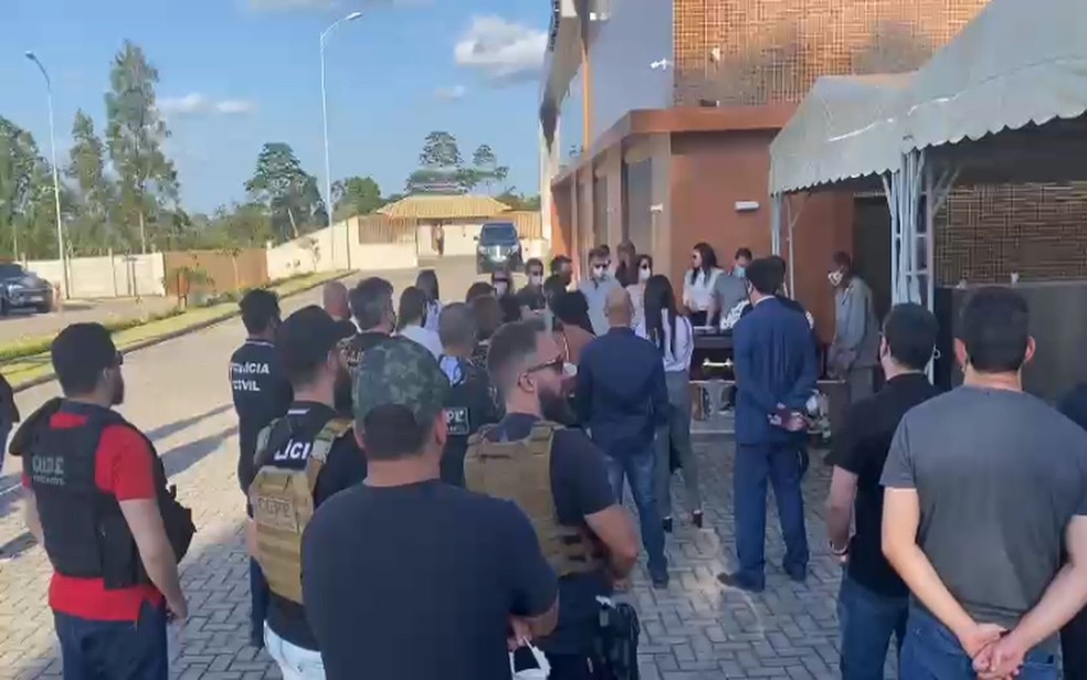 Corpo do delegado Marcelo Hercos é cremado na cidade de Alagoinhas na Bahia