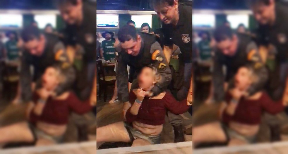 Cliente joga cerveja em policial e é presa por desacato em Cuiabá; veja o vídeo