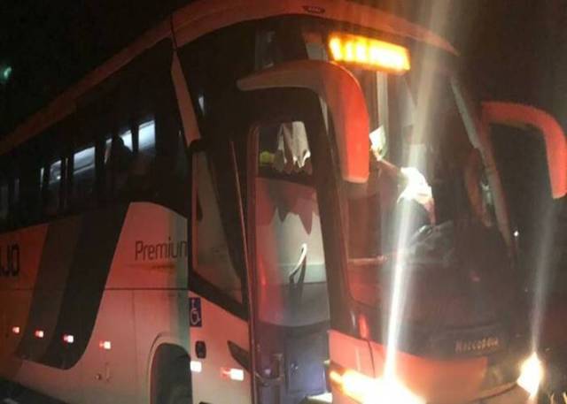 Durante assalto a ônibus interestadual na BR-101 em Alagoinhas, passageiros são obrigados a ficar apenas de cueca