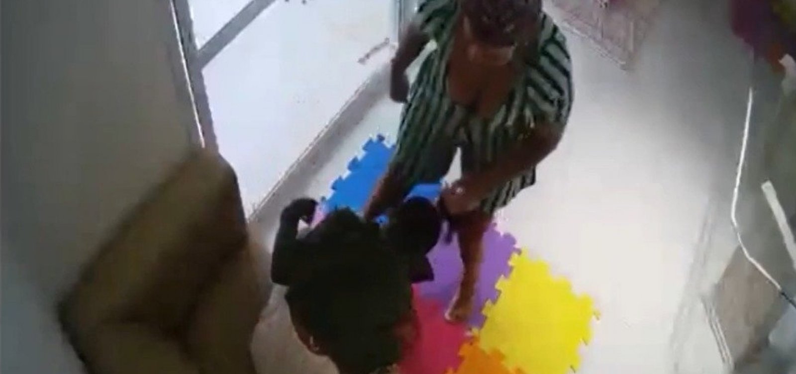 Ex-patroa que agrediu babá no Imbuí coloca tornozeleira eletrônica