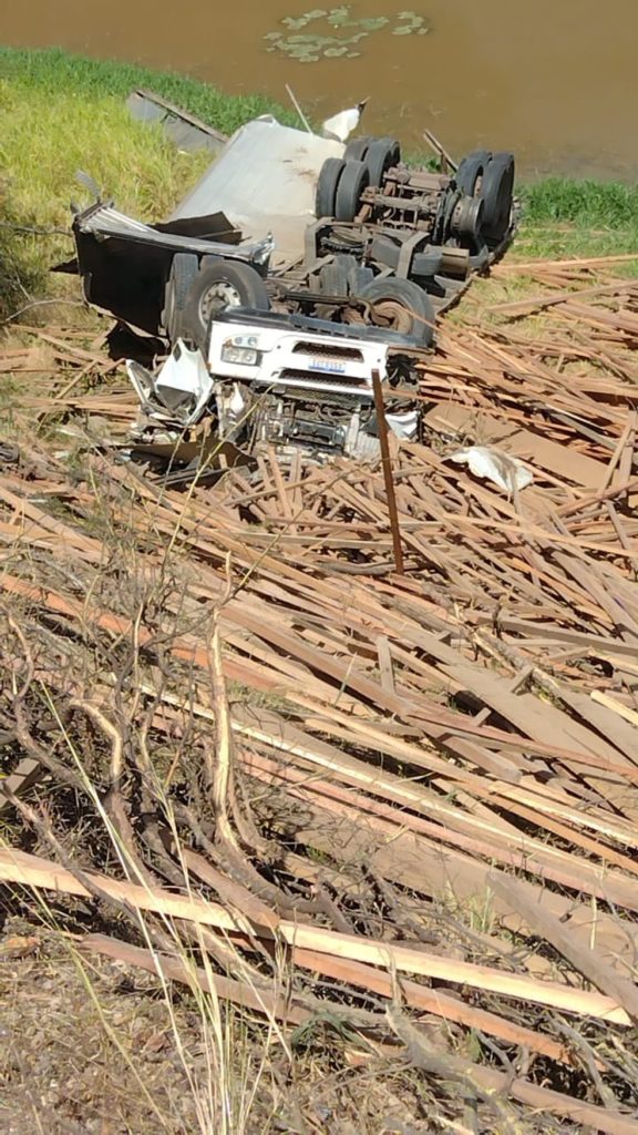 Motorista perde controle de caminhão, cai em ribanceira e morre na BR-232, em Pesqueira