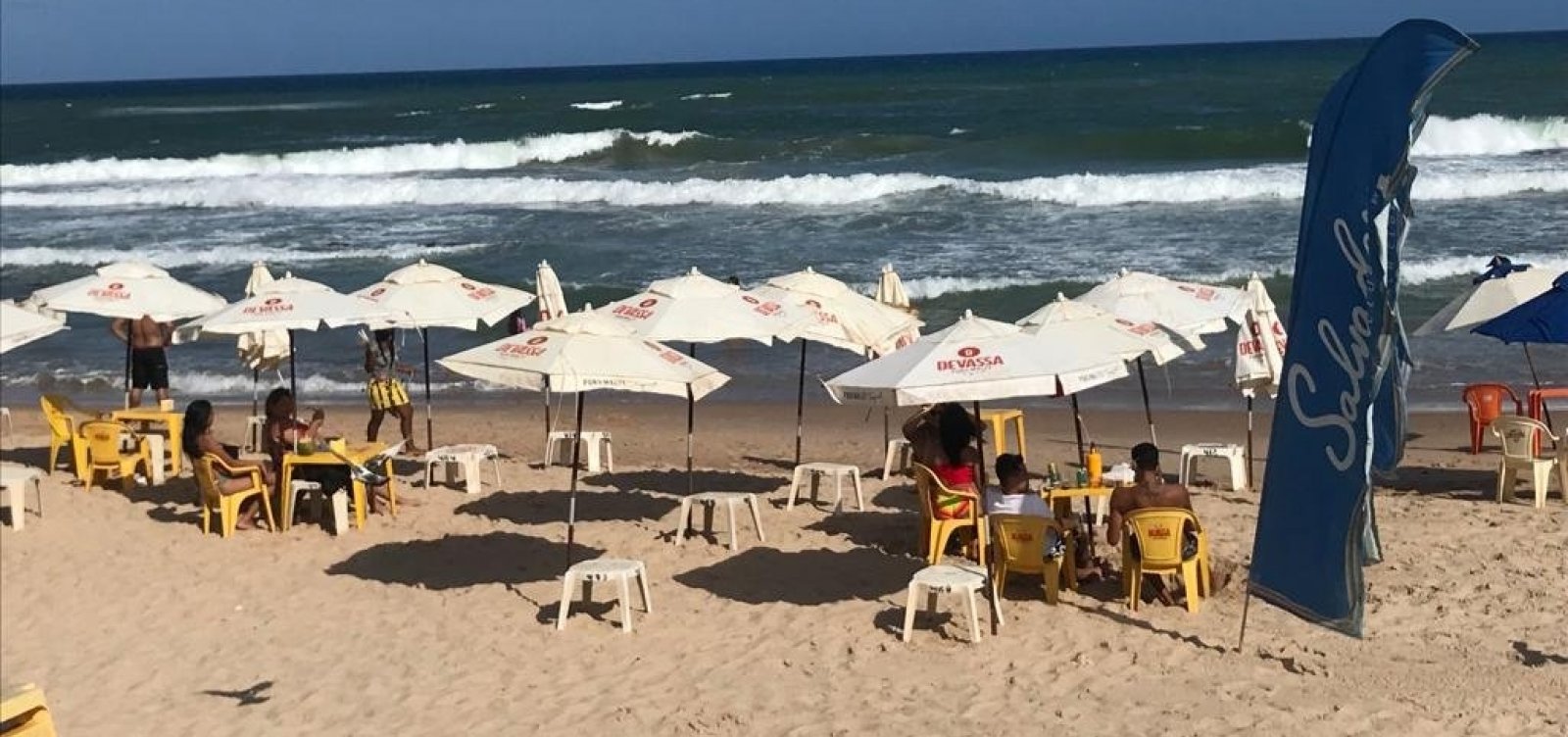 Bar loteia faixa de areia em Patamares e cobra R$ 30 por pessoa para sentar em mesa