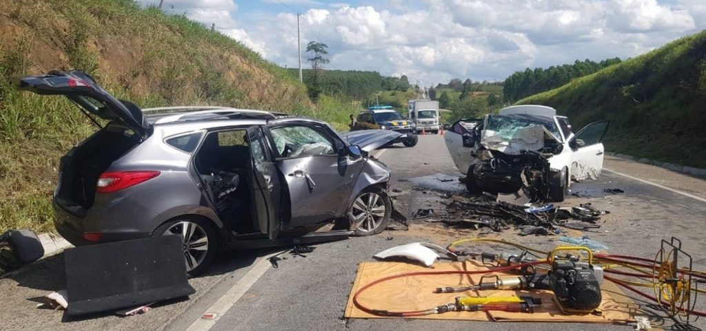 Batida entre dois carros deixa quatro mortos e três feridos na BR 101, no sul do estado