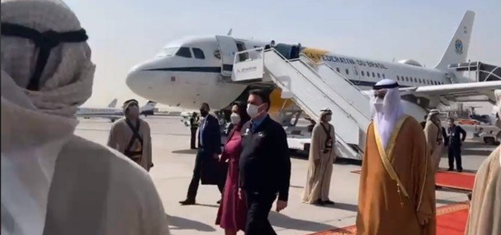 Usando máscara, Bolsonaro chega a Dubai com Michelle, Flávio e Eduardo
