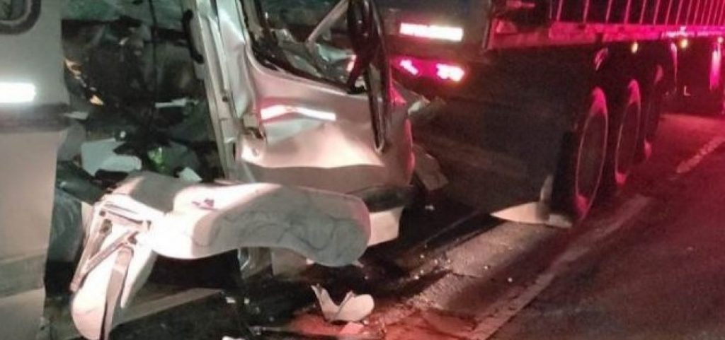 Colisão entre van e carreta deixa cinco mortos e dois feridos na BR-324