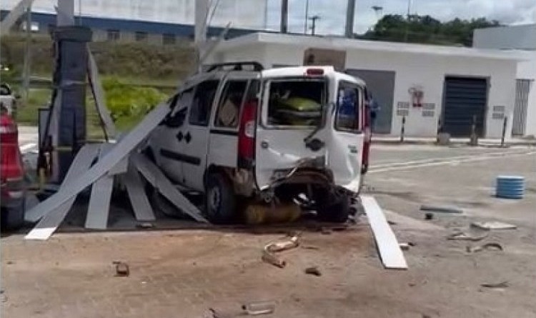 Cilindro de GNV estoura em carro e derruba teto de posto em Simões Filho; veja vídeo