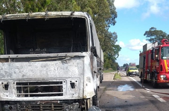 Motorista morre após pneu explodir e caminhão pegar fogo no sul do RS
