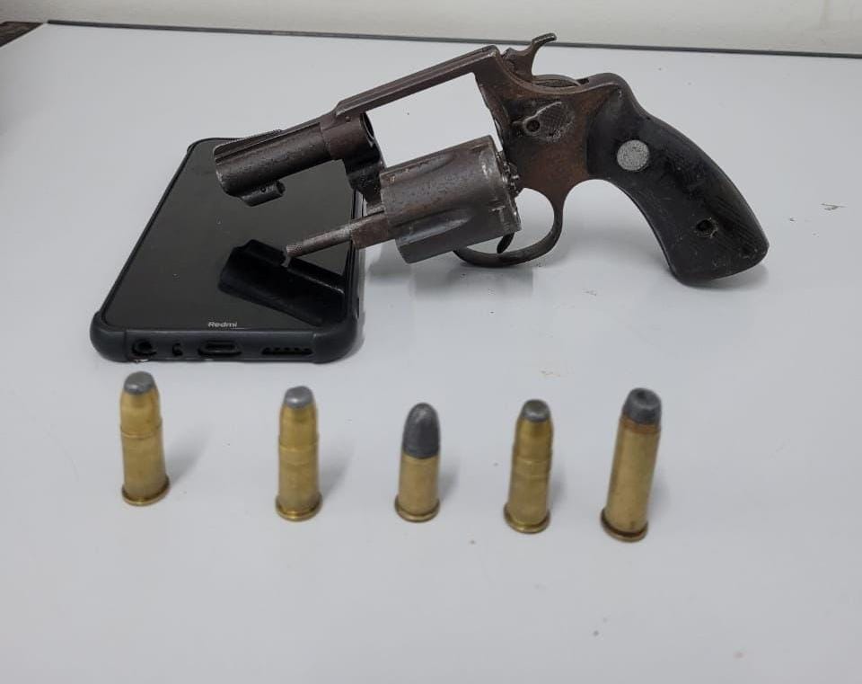 Policiais do Quarto Batalhão apreendem arma de fogo na rodoviária de Alagoinhas