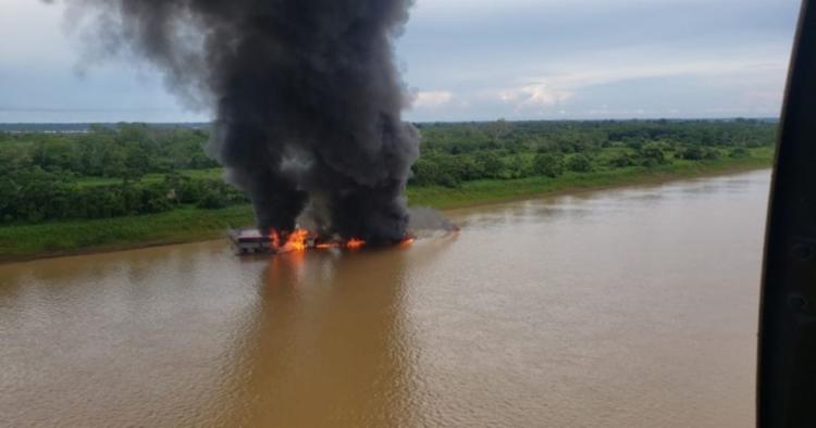PF e Forças Armadas queimam 69 balsas em operação contra o garimpo ilegal na Amazônia