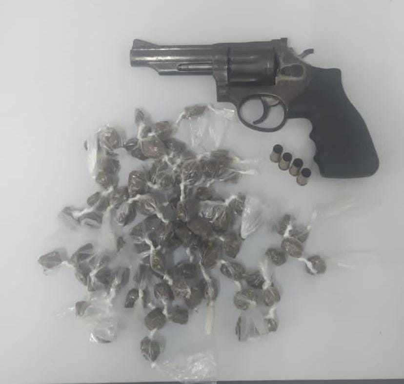 Policiais do Quarto Batalhão apreendem arma de fogo e drogas em Alagoinhas