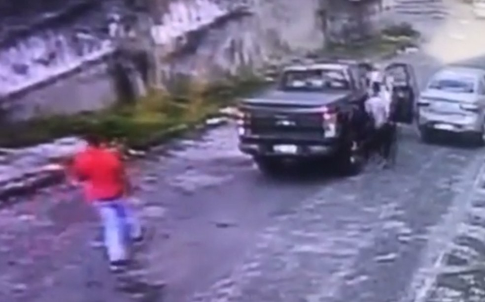 Homens são flagrados durante sequestro e morrem em troca de tiros com policiais no sul da Bahia; vítimas passam bem