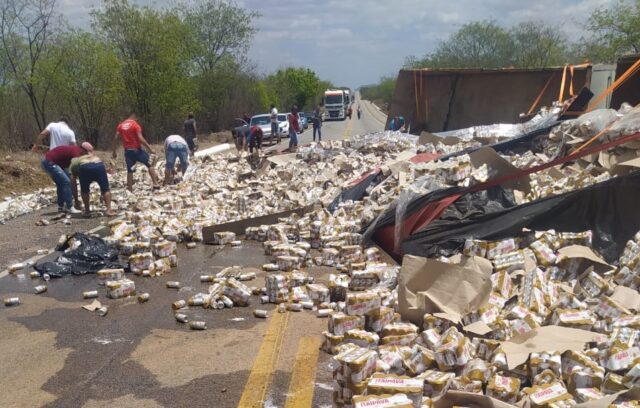 Caminhão carregado de cerveja tomba na 232 e é saqueado; vídeos
