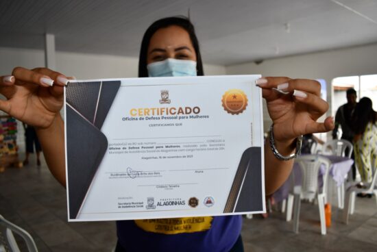 Participantes do curso de defesa pessoal são certificadas em Alagoinhas