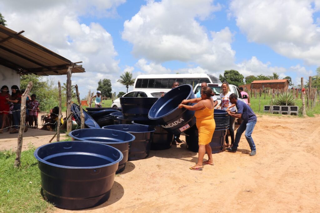 Reservatórios de água foram distribuídos pelo SAAE para moradores do Cangula, Oiteiro e Rio Seco