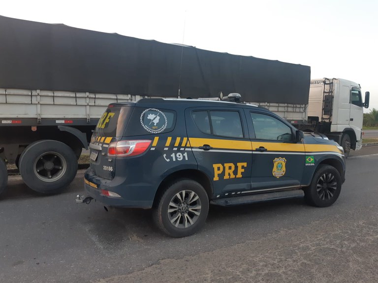 PRF recupera 15 conjuntos de pneus de caminhão, apreende arma de fogo e prende dois homens na BR 101 em Alagoinhas (BA)