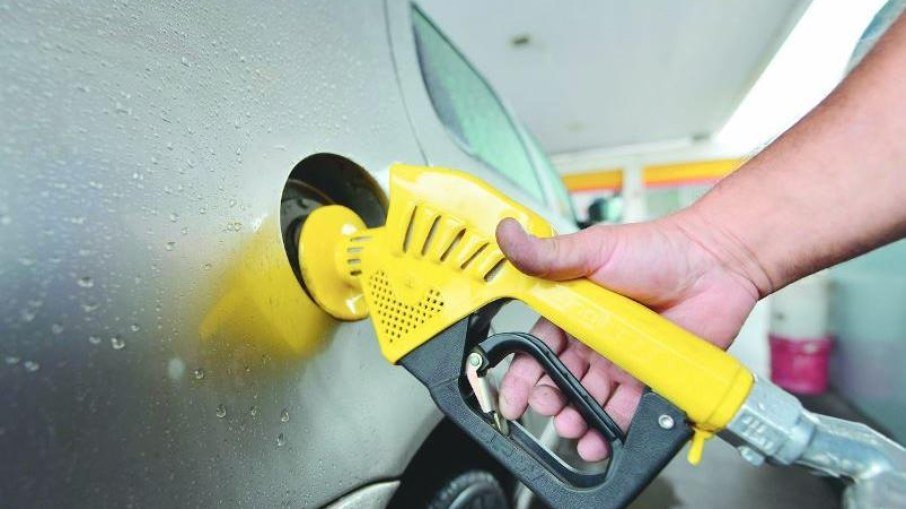 Preço médio da gasolina sobe pela 5ª semana; postos cobram até R$ 7,99