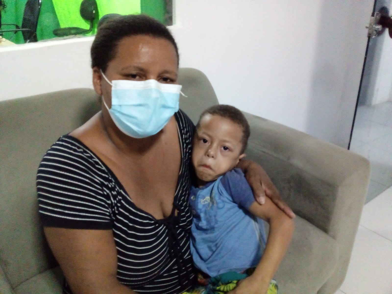 Mãe faz apelo para tentar realizar exames,cirurgia e prótese para criança de seis anos de idade em Alagoinhas