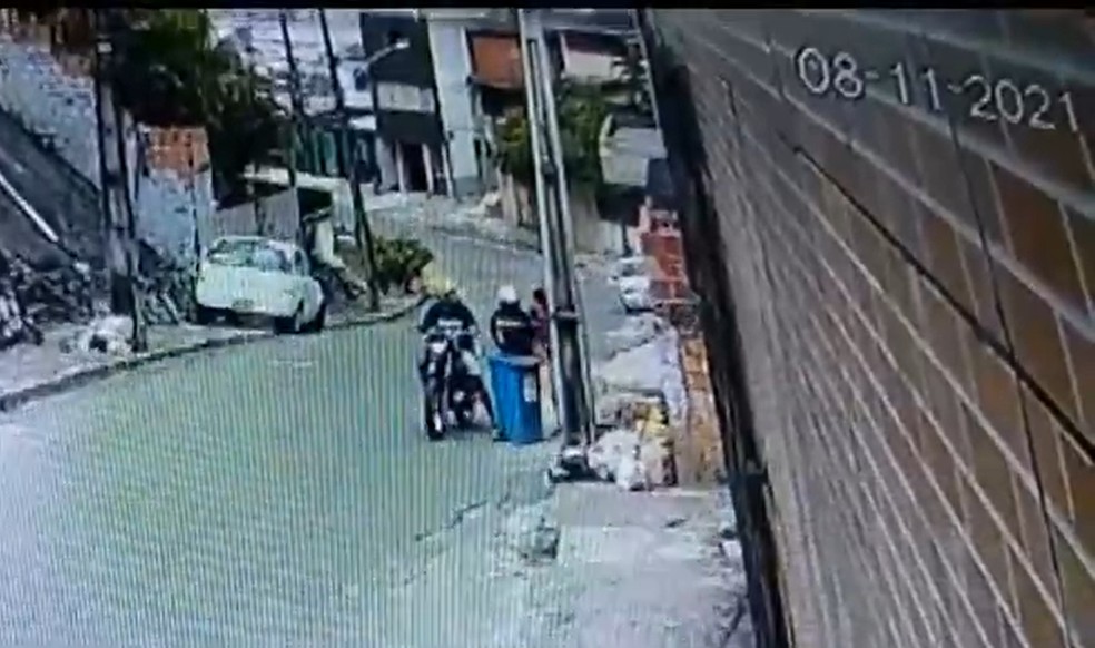Gari é assaltado enquanto trabalhava no bairro do Lobato, em Salvador; imagens de câmeras de segurança registraram o crime