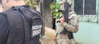 Polícia cumpre mandados em operação contra tráfico de drogas e roubo a banco em Salvador