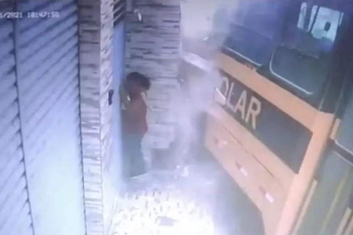 Vídeo mostra momento em que mulher escapa por centímetros de ser atropelada por ônibus