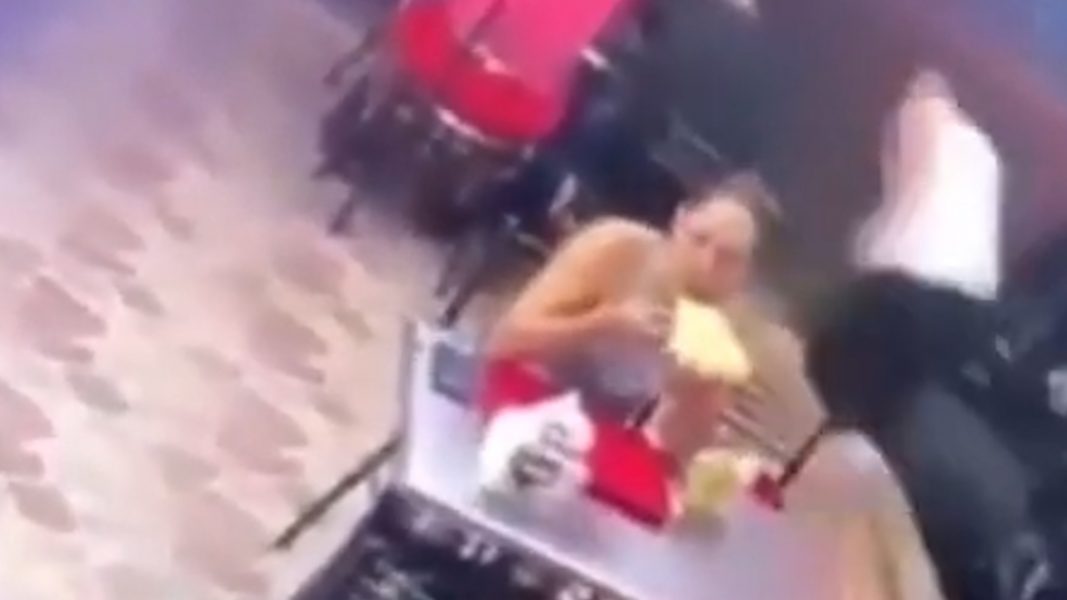 VÍDEO: Homem abandona namorada durante assalto em lanchonete e mulher continua comendo tranquilamente