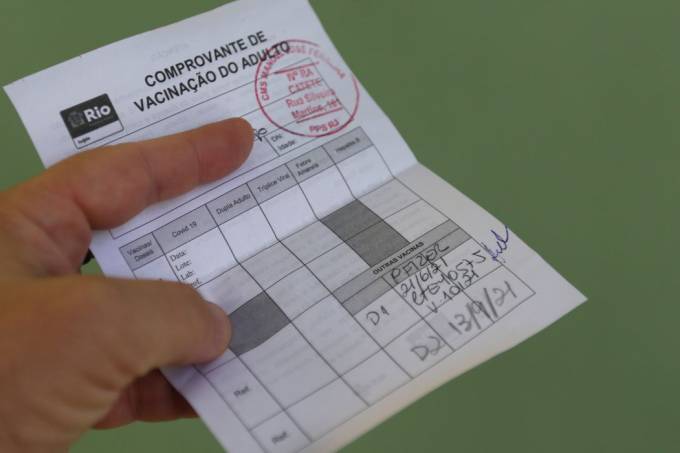 Governo proíbe demissão de quem não se vacinar contra Covid-19