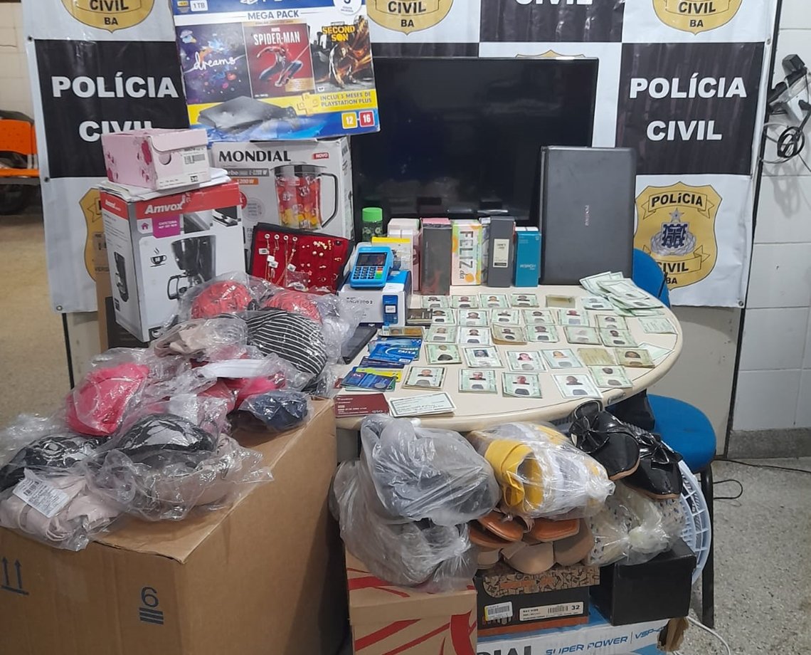 Dezenas de documentos falsificados são apreendidos dentro de uma casa em Salvador