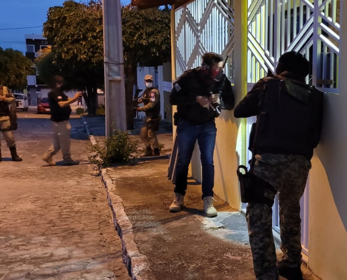 Polícia deflagra megaoperação contra grupos criminosos no interior da Bahia; 27 já foram presos
