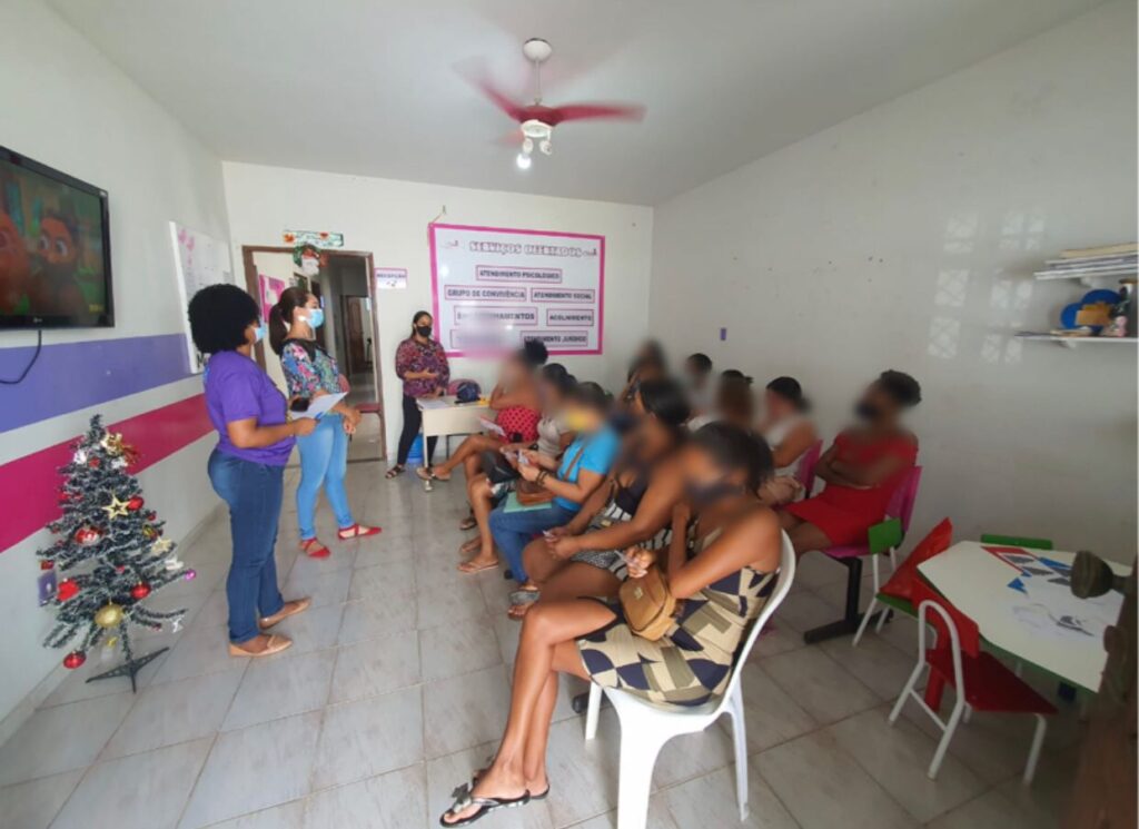 Alagoinhas: Mulheres acompanhadas pelo CRAM recebem cartões de alimentação no valor de 600 reais