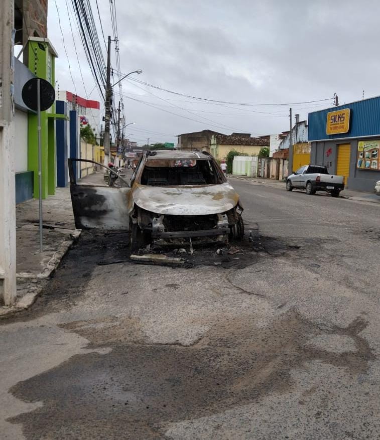 Vídeo: carro pega fogo no Centro de Alagoinhas