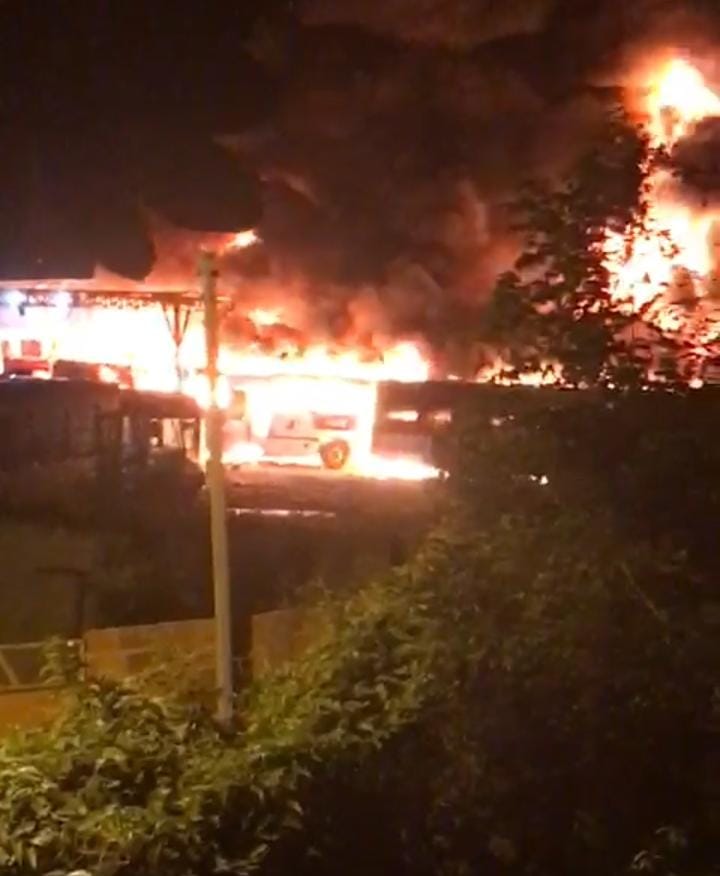 Alagoinhas: Incêndio atinge garagem da empresa ATP e destrói vários ônibus
