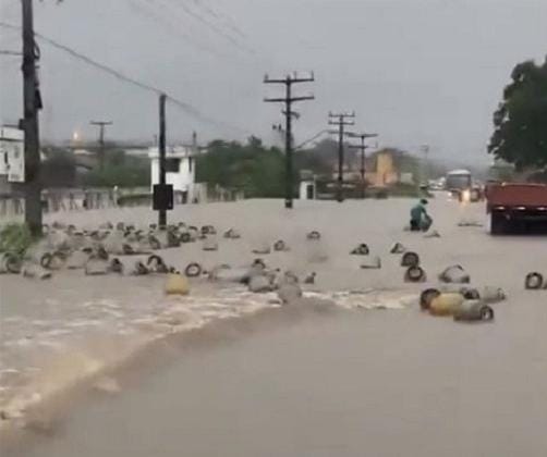 Botijões de gás são arrastados, após depósito ser destruído pela forte chuva em Itabuna