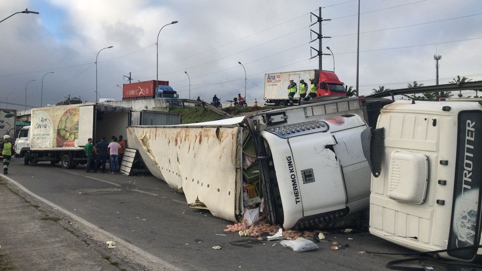 Acidente deixa dois mortos, feridos e bloqueia a BR-101 em Palhoça; FOTOS