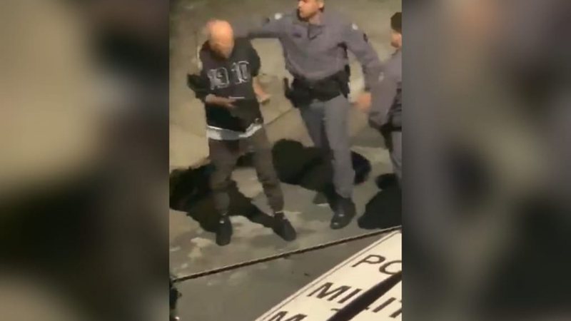 Vídeo: Homem toma tapa na cabeça e chute no corpo durante abordagem policial