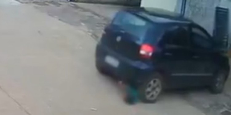 Vídeo: Pai atropela filho ao sair da garagem de casa e quase atinge a cabeça da criança