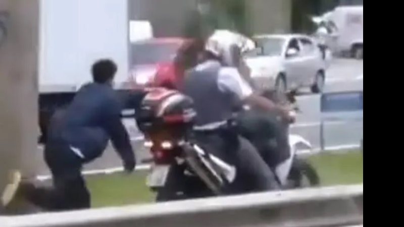 PM em moto arrasta homem algemado por avenida; veja vídeo