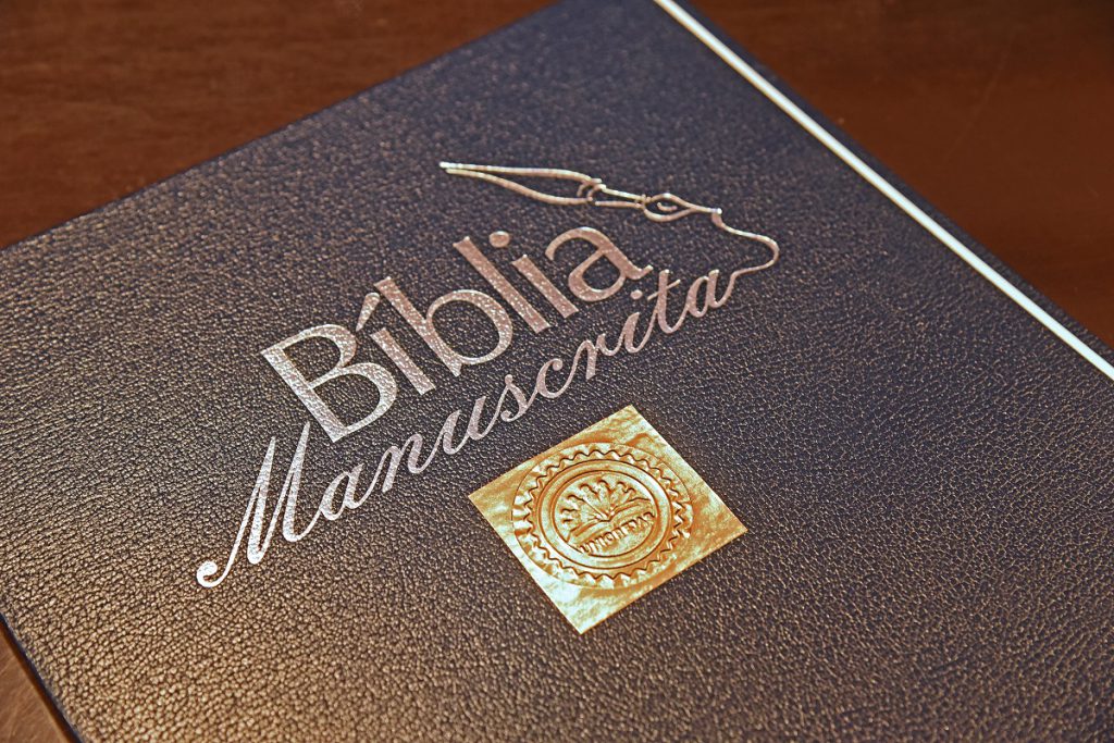 Bíblia Manuscrita foi lançada oficialmente em todas as capitais do Brasil