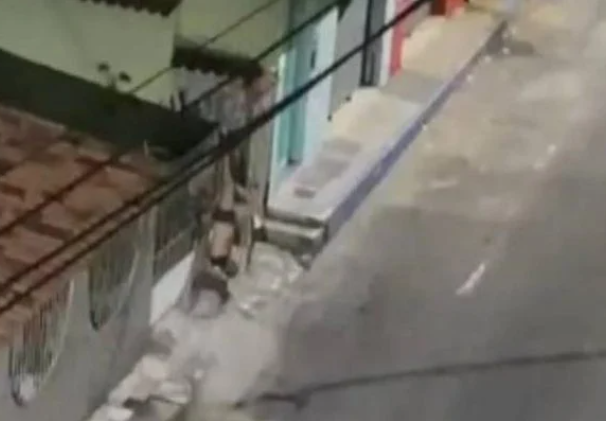 Homem tenta invadir casa, fica preso pela calça e foge de cueca; veja vídeo